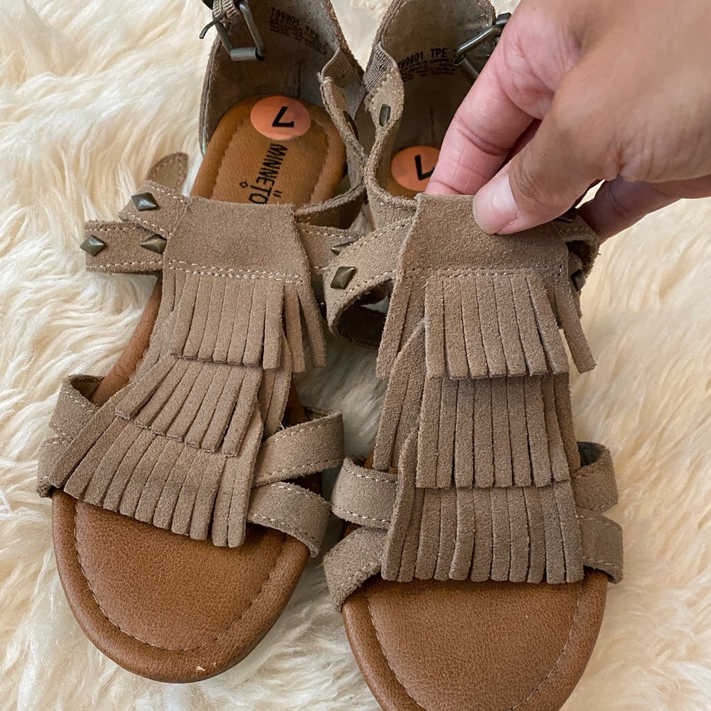 Minnetonka womens Studded fringe sandal size 7